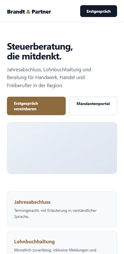 Handyansicht der Steuerkanzlei-Studie mit gestapelten Leistungskarten